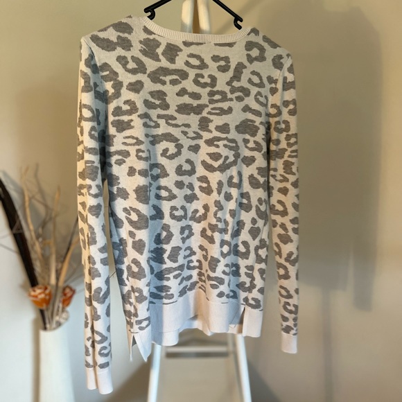 Ladies Sweater Snow Leopard Print - Picture 5 of 6